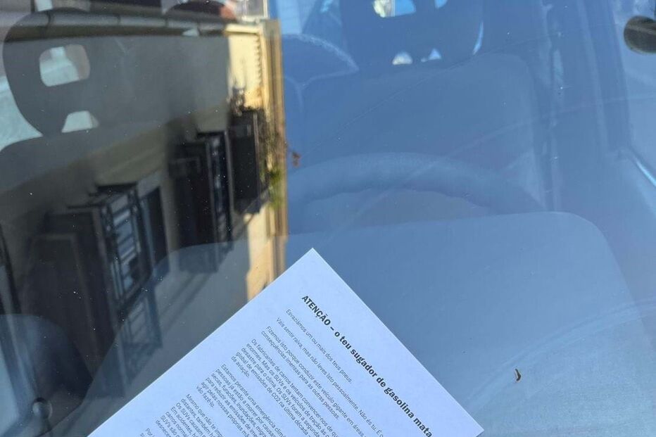 Papel deixado pelos The Tyre Extinguishers num SUV vandalizado