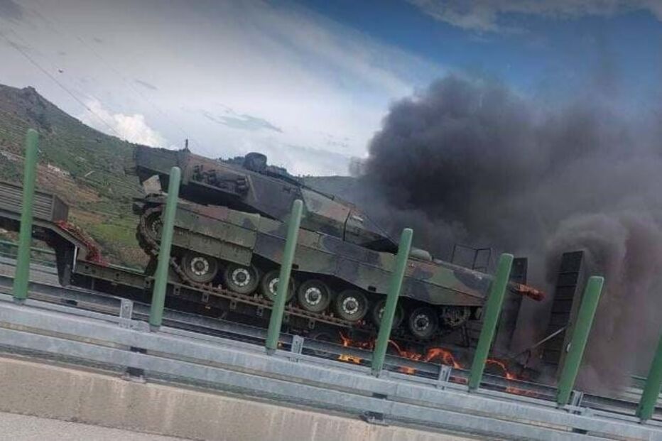 Viatura miliitar arde na A24