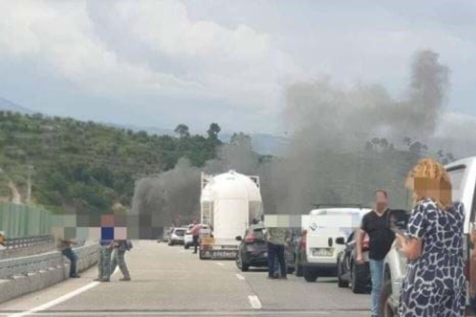 Viatura militar arde na A24 em Lamego