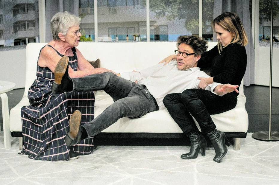 Em cena: Regina Sampaio, Carlos d’Almeida Ribeiro e Carolina Stofella. Trio estará no palco do TIO até dia 8 de julho 