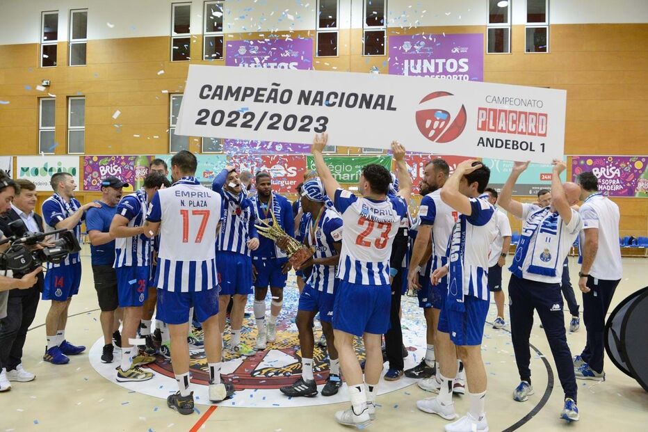 Equipa do FC Porto de andebol festeja o tetracampeonato