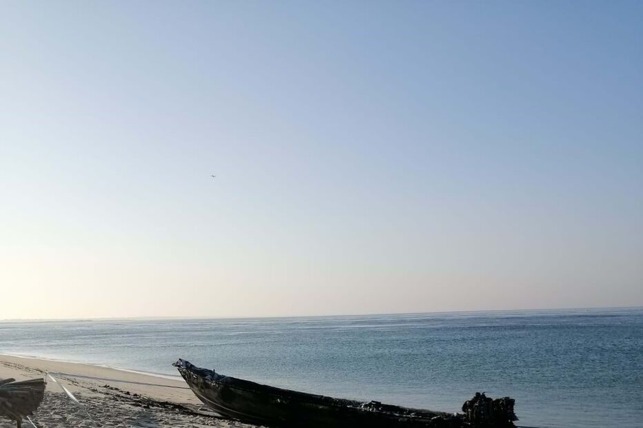 Lancha encalhada incendeia-se na praia da Figueirinha