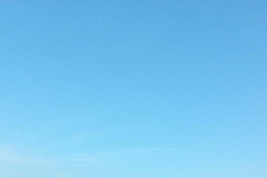 Lancha encalhada incendeia-se na praia da Figueirinha