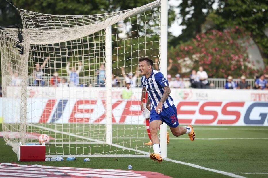 Otávio festeja segundo golo marcado
