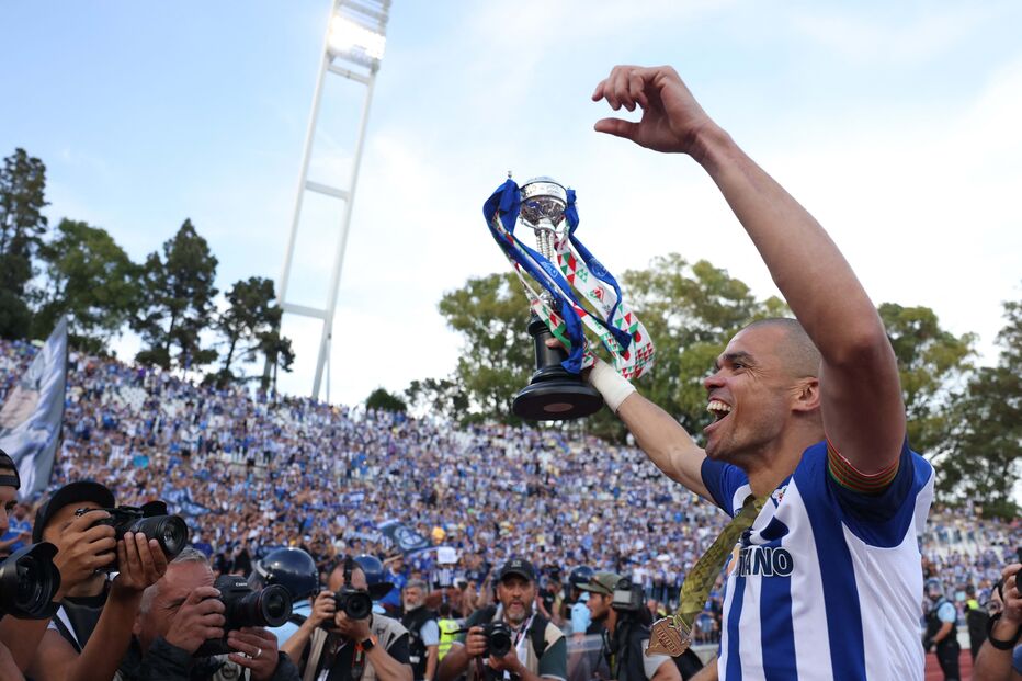 Pepe ergue a Taça de Portugal 