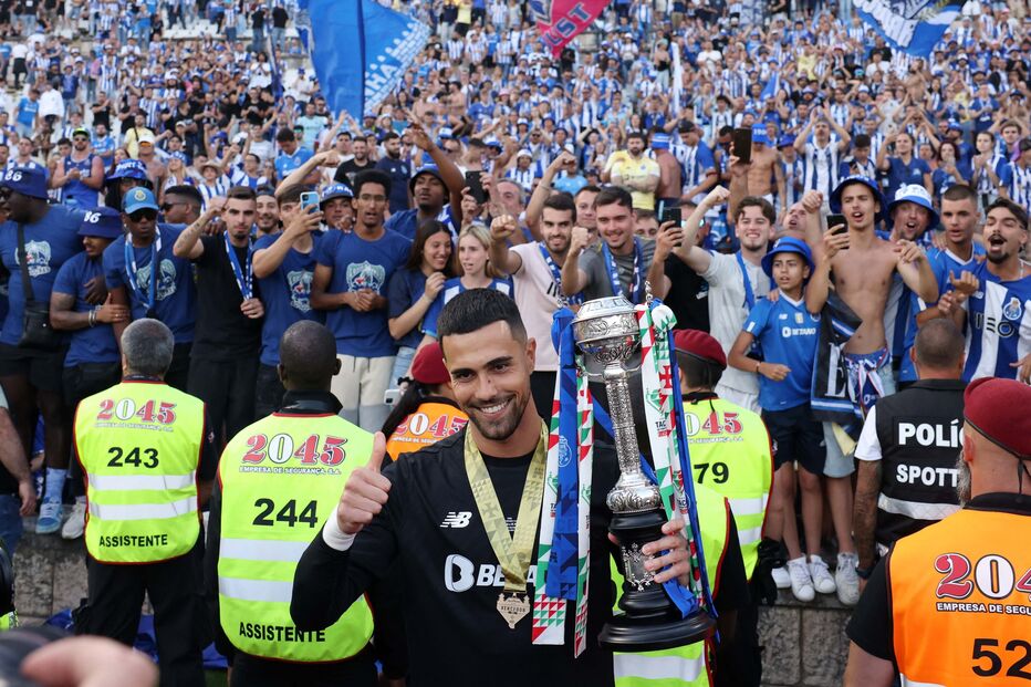 Diogo Costa com a Taça de Portugal 