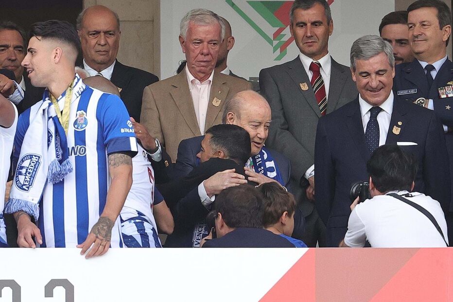 Presidente Pinto da Costa  felicita os jogadores portistas na tribuna