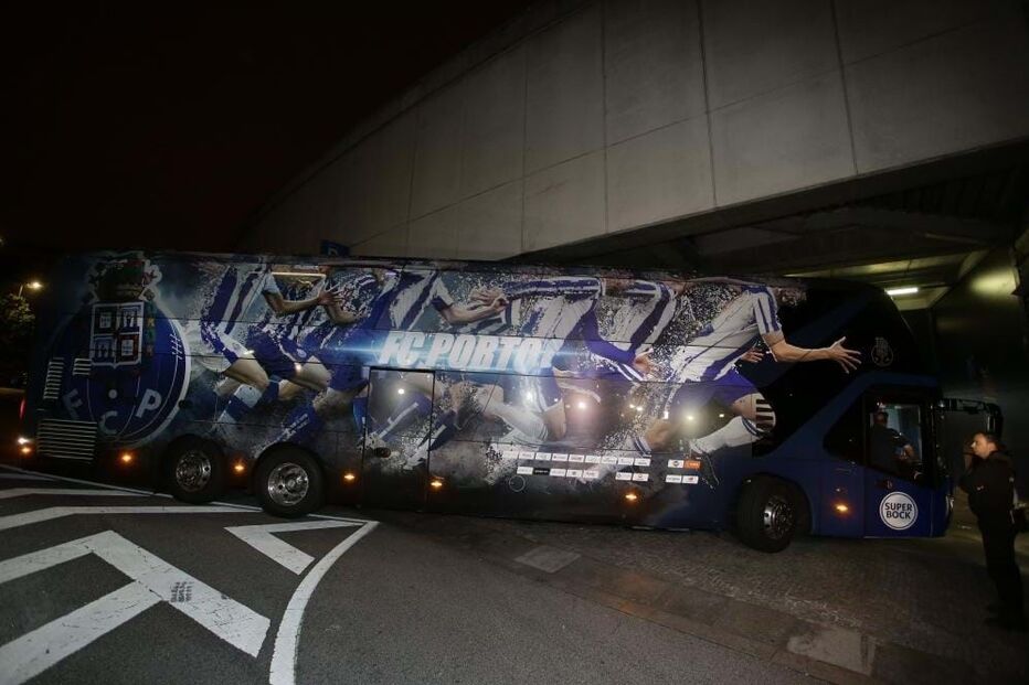 Autocarro do FC Porto chega ao Estádio do Dragão