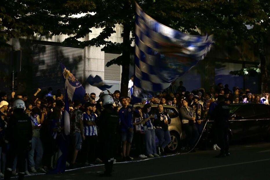 Autocarro do FC Porto chega ao Estádio do Dragão