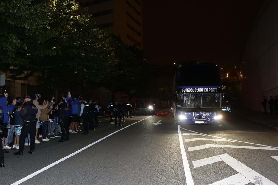 Autocarro do FC Porto chega ao Estádio do Dragão