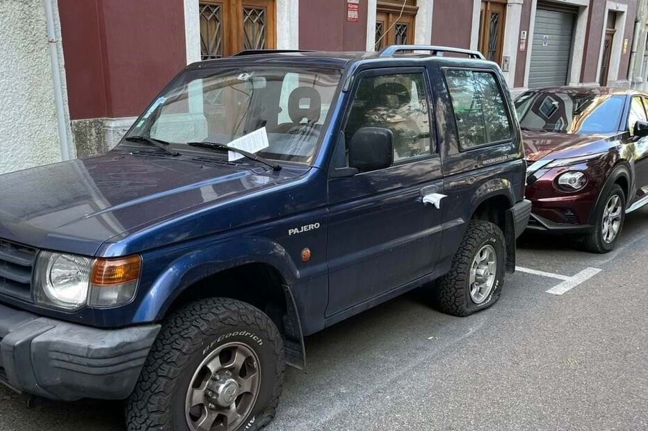 SUV vandalizado pelos The Tyre Extinguishers