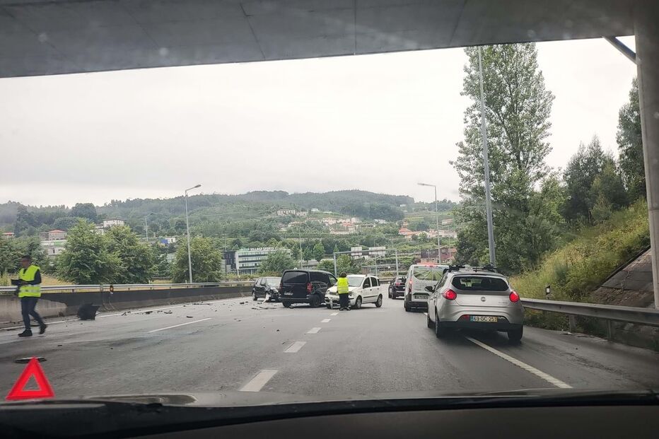 2023-06-07_10_01_55 Colisão entre três carros provoca um ferido em Guimarães.jpg