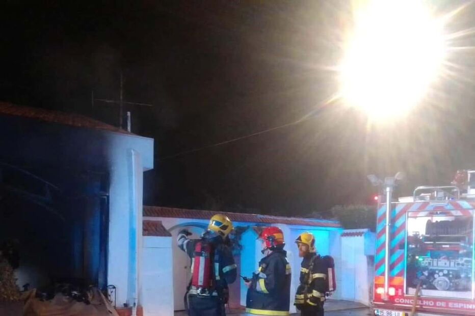 Loja fica totalmente destruída em incêndio em Espinho