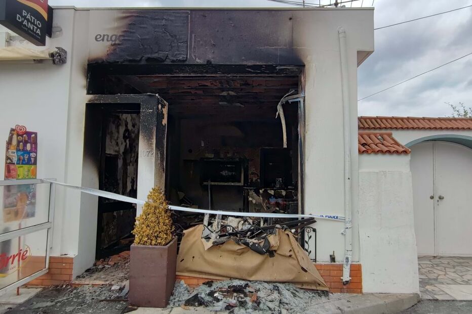 Incêndio em Espinho detrói loja