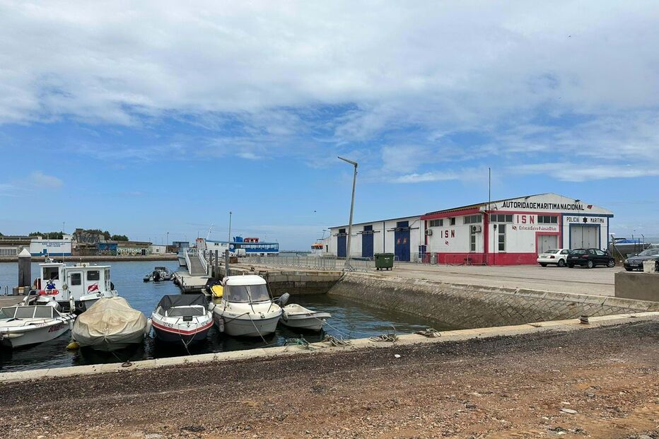 Traficantes salvos em barco à deriva com 700 quilos de droga em Olhão