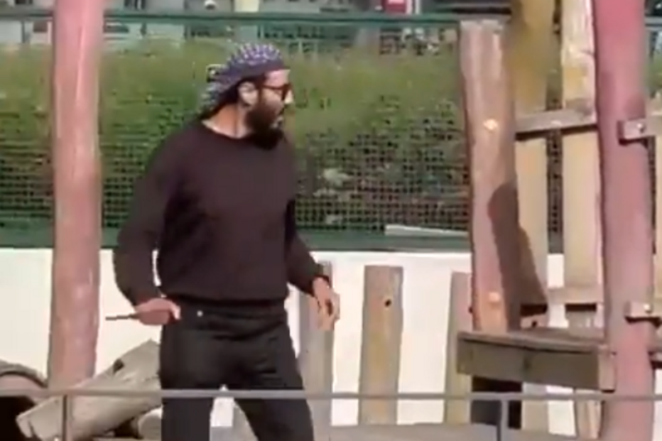 O agressor no momento do ataque em Annecy