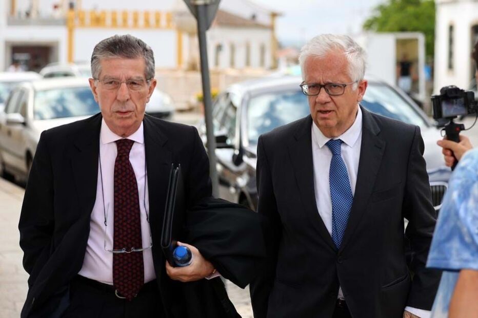 Ex-ministro da Administração Interna, Eduardo Cabrita, acompanhado do seu advogado, Magalhães e Silva