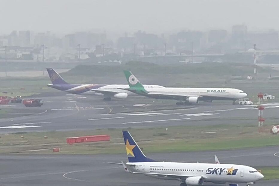 Aviões colidem em terra no aeroporto de Haneda, em Tóquio