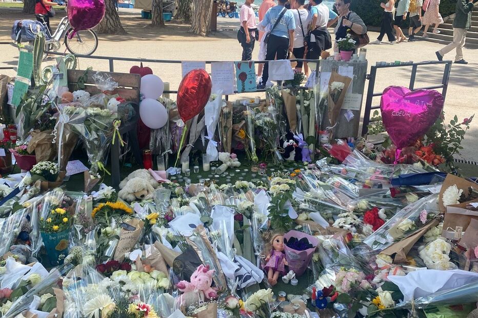 Homenagens no parque em Annecy, onde aconteceu o ataque 