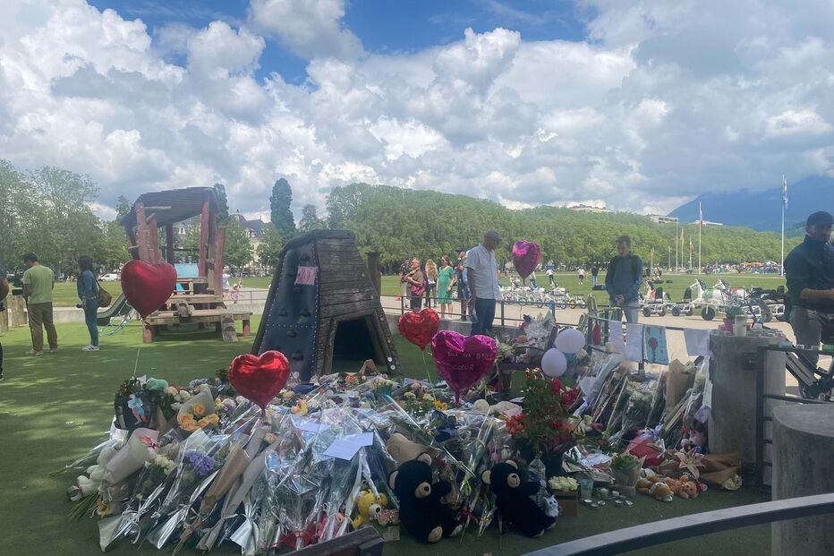 Homenagens no parque em Annecy, onde aconteceu o ataque 