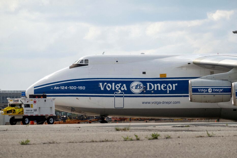 Um avião Antonov 124, de matrícula russa, estacionado no Aeroporto Internacional Pearson de Toronto