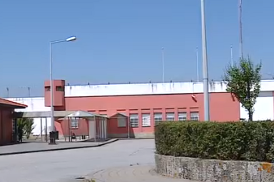 Guarda prisional absolvido de traficar droga na cadeia de Custoias em Matosinhos