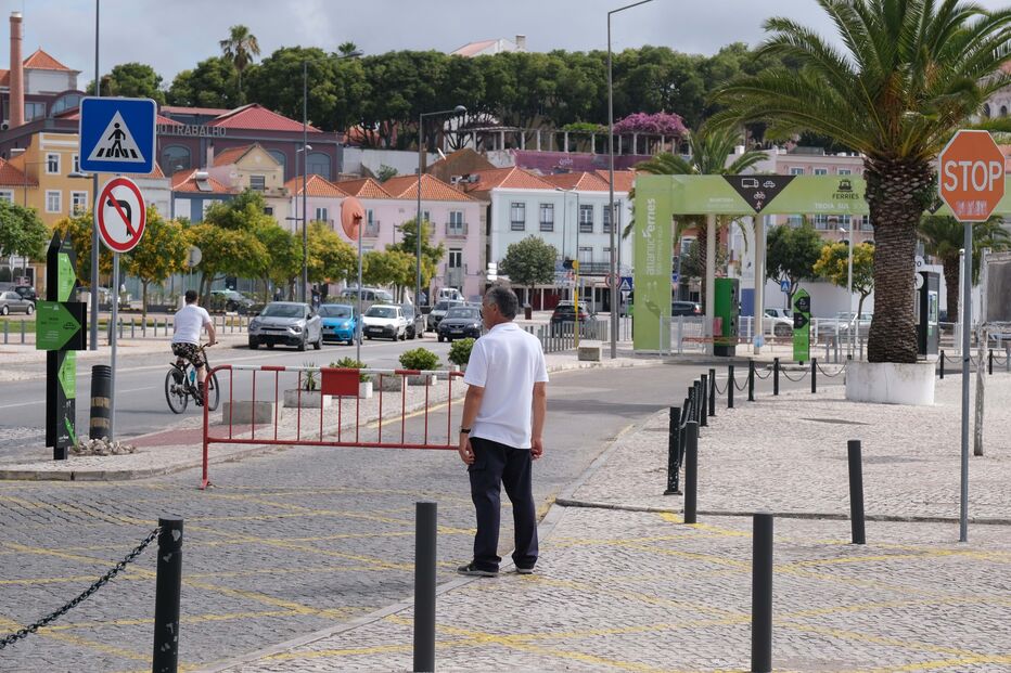 Plataforma de acesso a ferryboat colapsa no Cais das Fontainhas em Setúbal