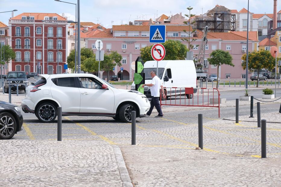 Plataforma de acesso a ferryboat colapsa no Cais das Fontainhas em Setúbal