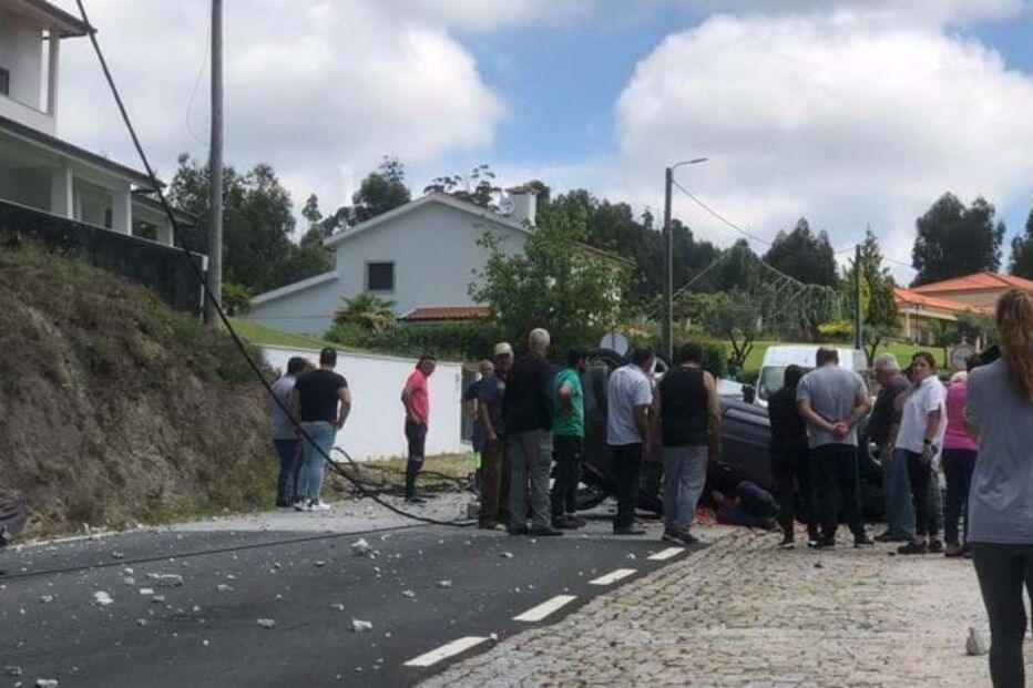 Carro capota em Amarante