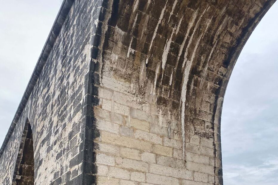 'Graffiti' no aqueduto das Águas Livres