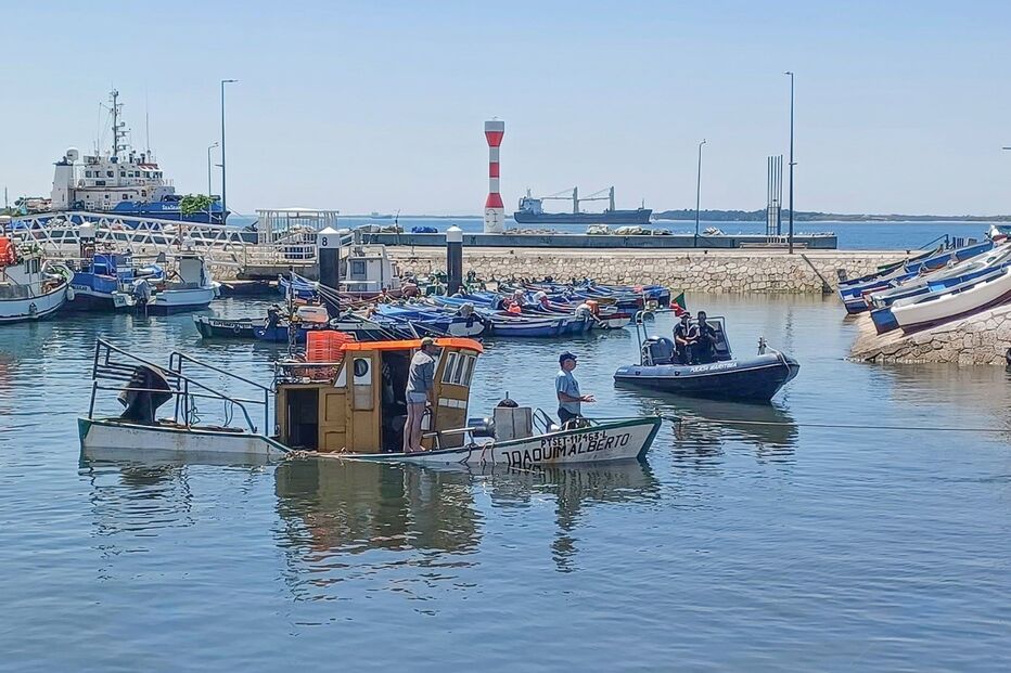 Traineira afunda em Setúbal