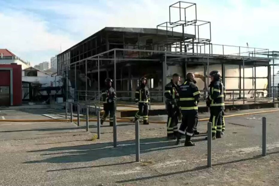 Incêndio nas docas de Lisboa