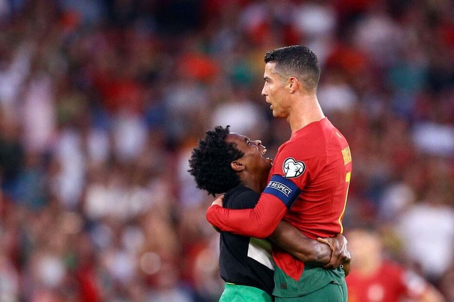 Adepto invade relvado, ajoelha-se e pega Ronaldo ao colo