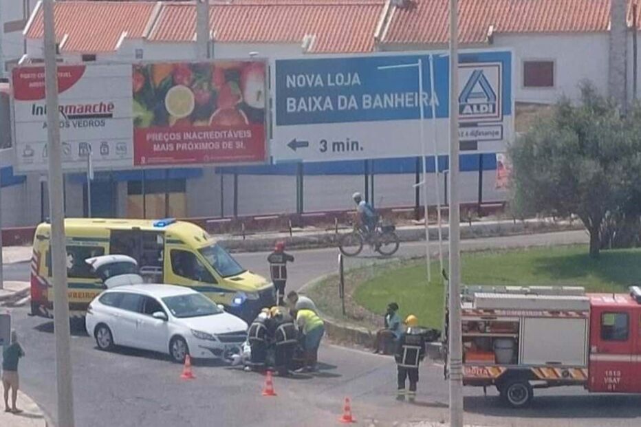 Colisão entre carro e mota faz um ferido na Baixa da Banheira