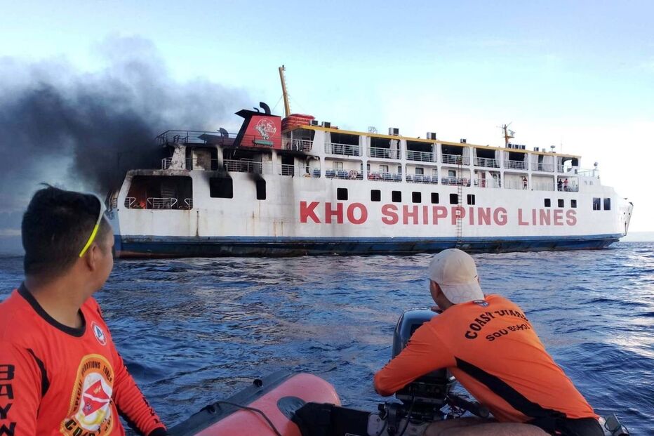 Navio em chamas nas Filipinas