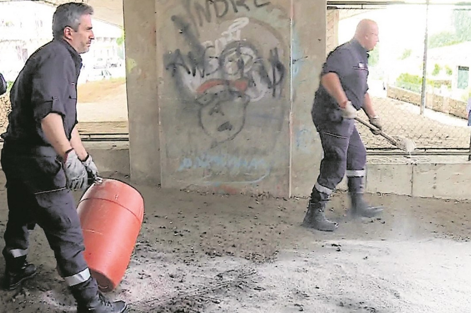 Bombeiros limpam vestígios