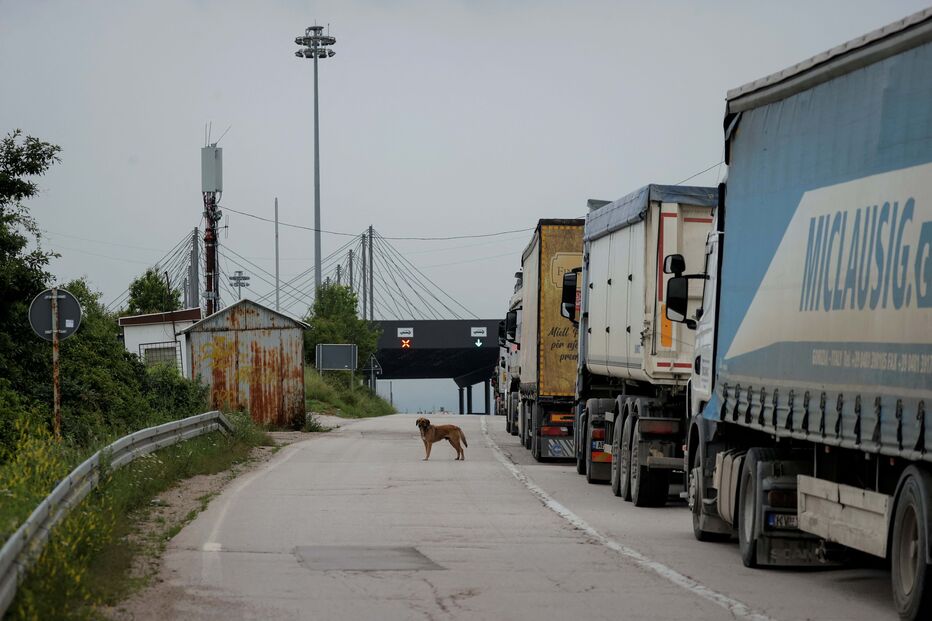 Camiões na fronteira Kosovo-Sérvia