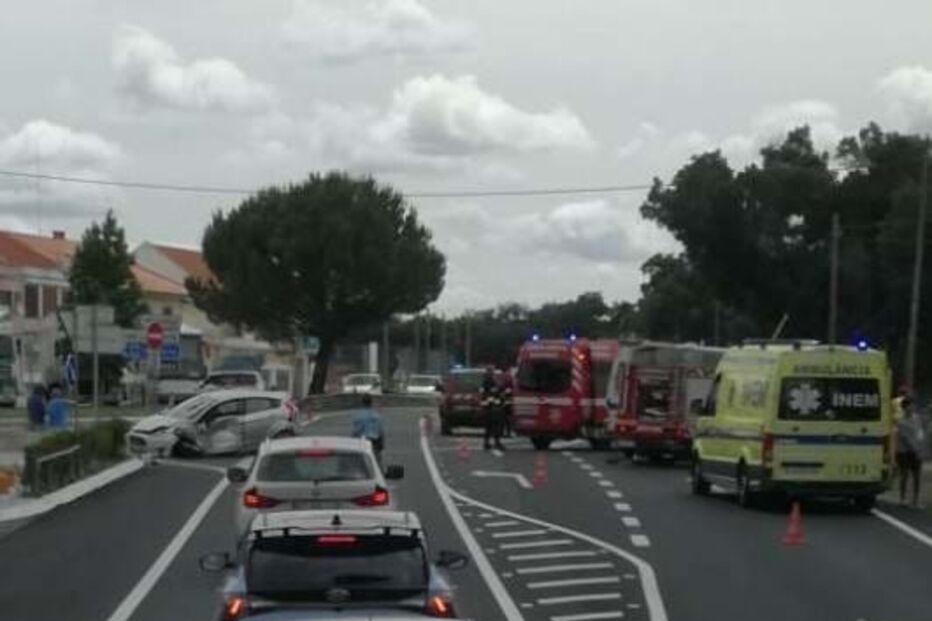 Colisão entre dois carros faz sete feridos em Águas de Moura