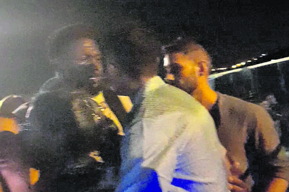 Matheus Nunes agarra a mãe em frente ao segurança 