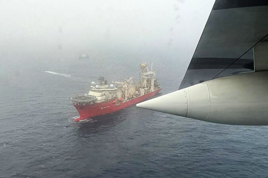 Meios aéreos e navais participam nas buscas