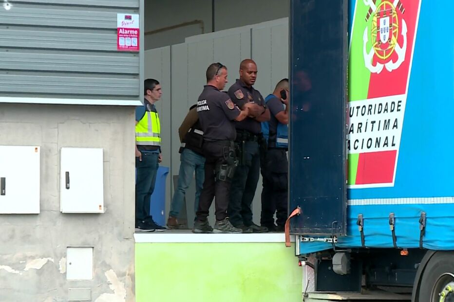 Polícia Marítima recolheu material