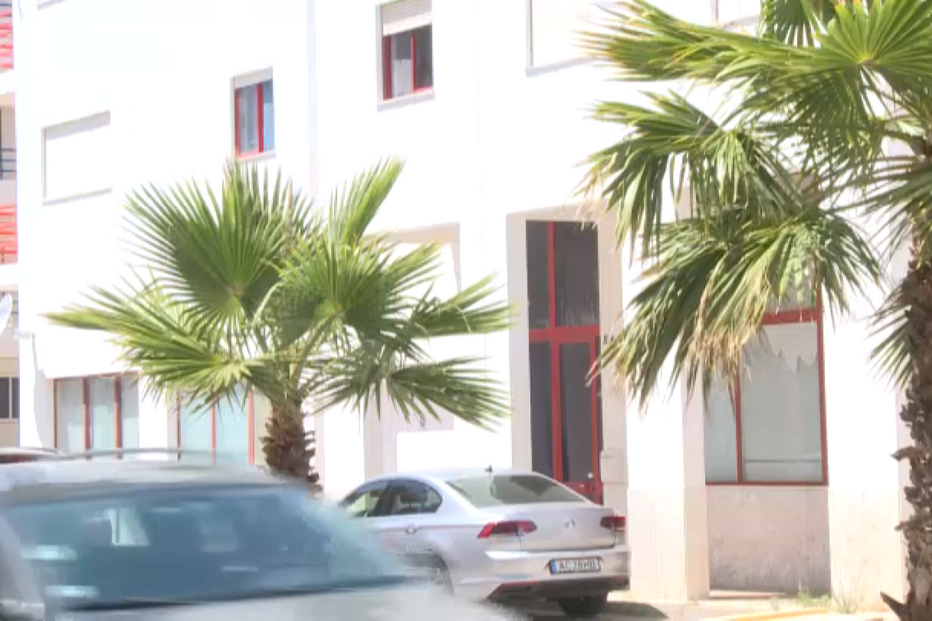 Homem mata mulher à facada por ciúmes e dorme com o cadáver