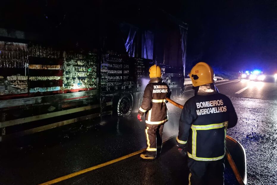 Incêndio destrói reboque e carga de camião em Albergaria-a-Velha