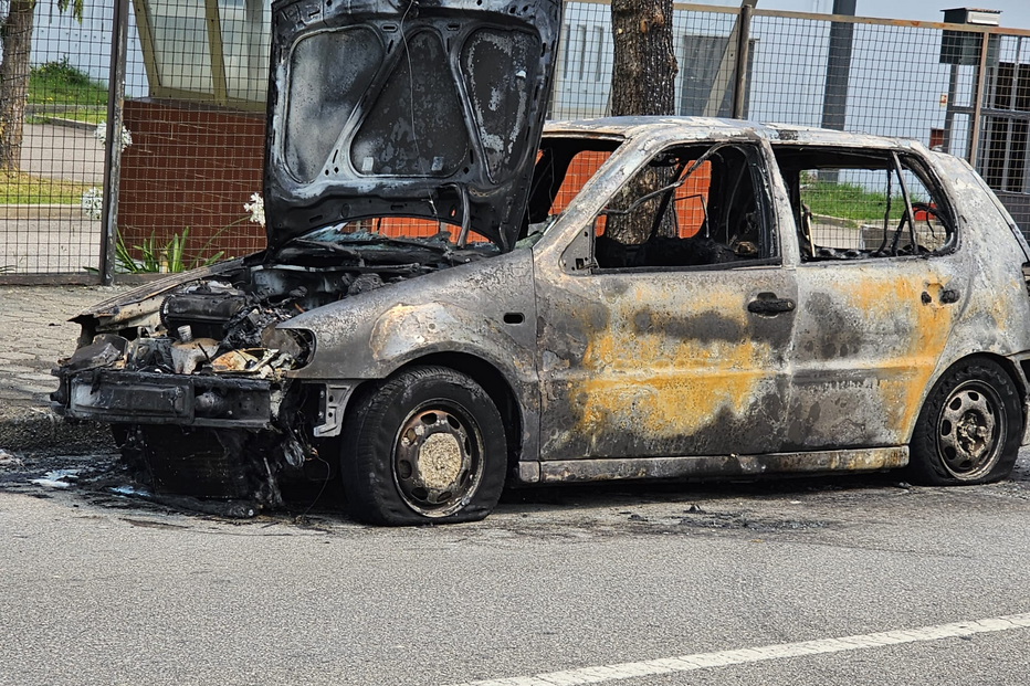 Carro destruido pelas chamas