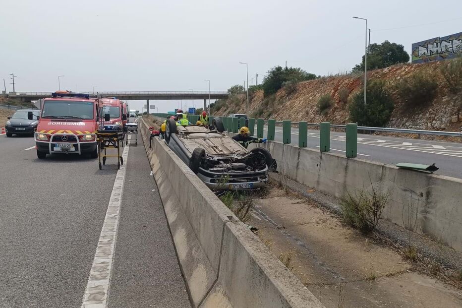 Carro capotado na A22 em Albufeira