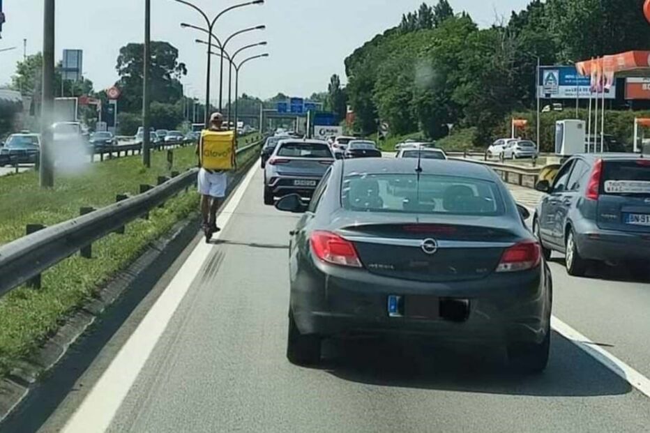 Estafeta visto a circular de trotineta na A28, em Matosinhos