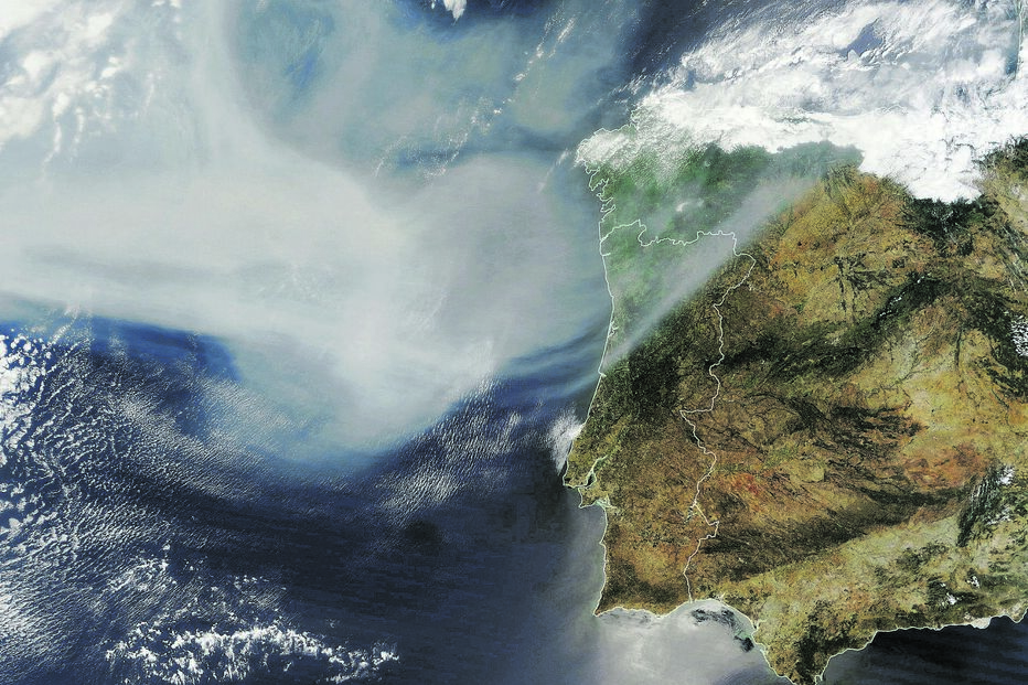 Fumo que transporta partículas nocivas dos incêndios no Canadá