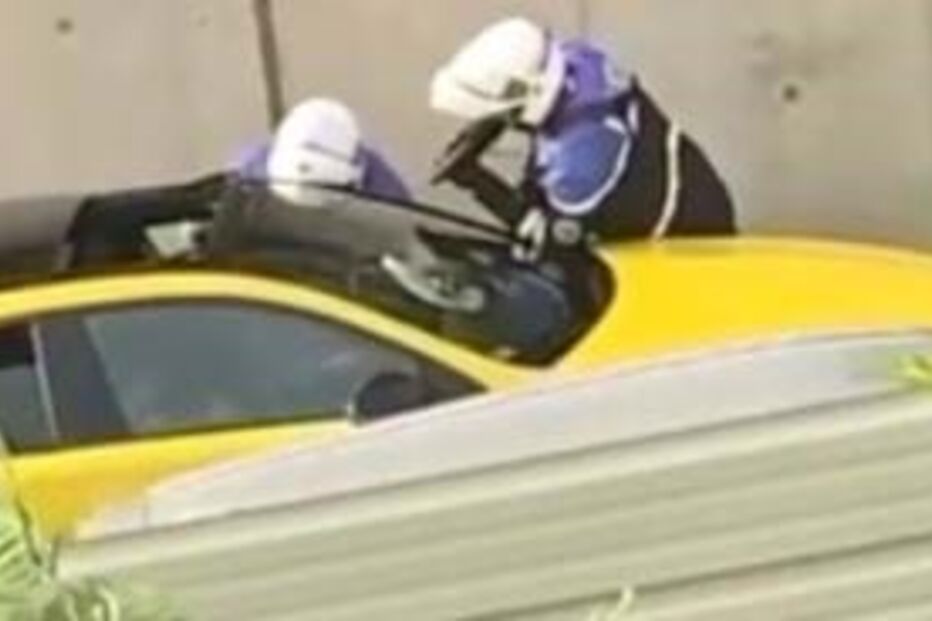 Polícia junto ao carro do jovem de 17 anos que não parou carro em operação STOP