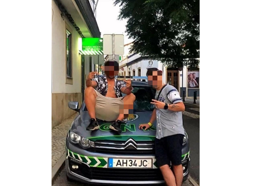 Foto de jovens com carro da GNR 