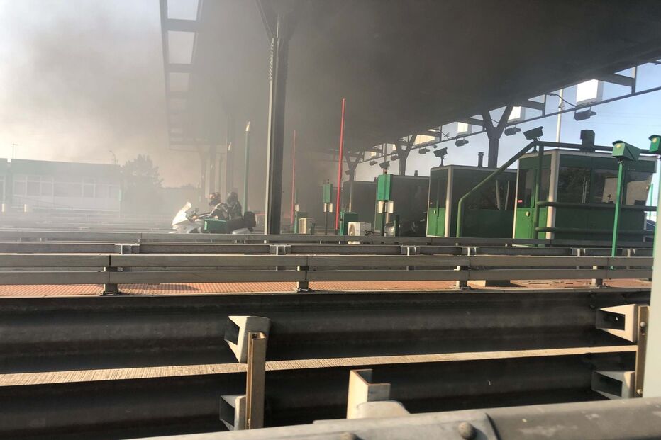 Carro incendeia-se junto às portagens de Coina